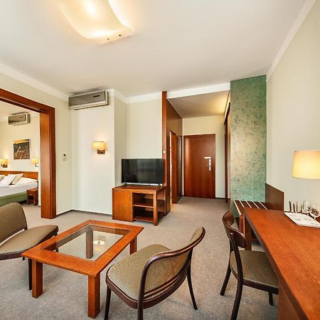 Wellness Hotel Happy Star Hnanice  Exteriör bild