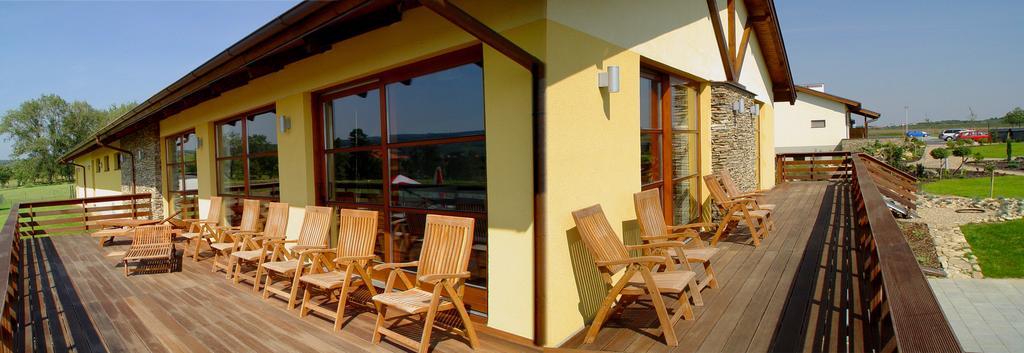 Wellness Hotel Happy Star Hnanice  Exteriör bild
