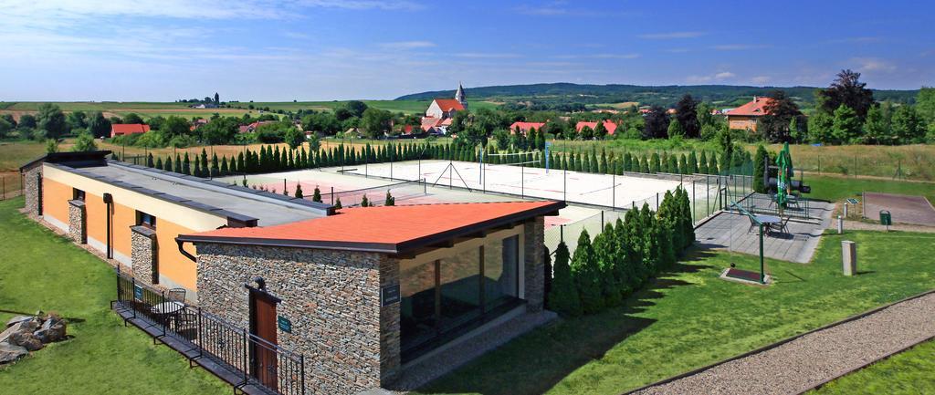 Wellness Hotel Happy Star Hnanice  Exteriör bild