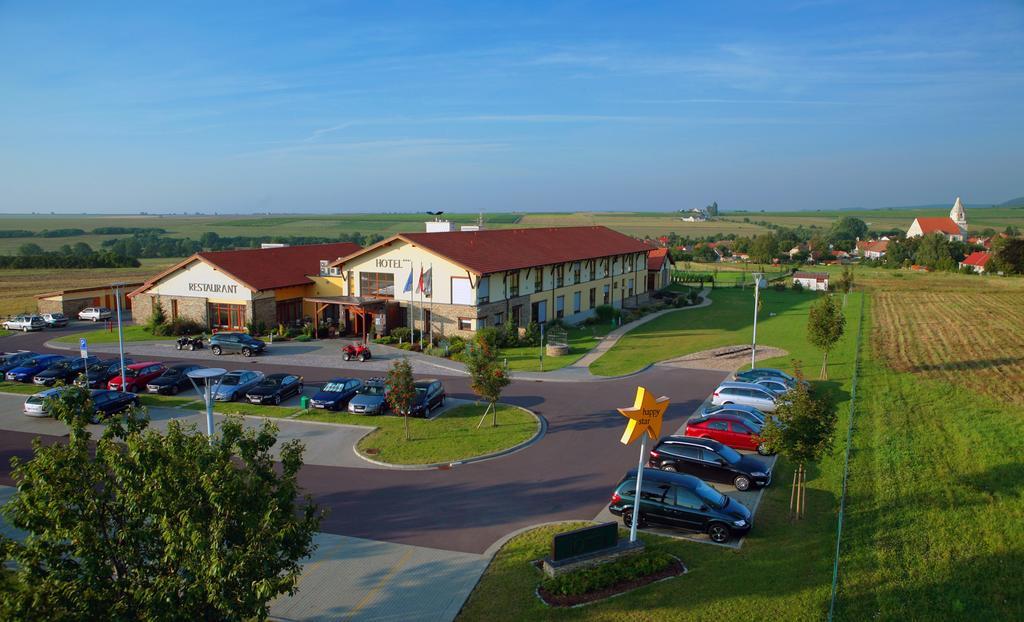 Wellness Hotel Happy Star Hnanice  Exteriör bild