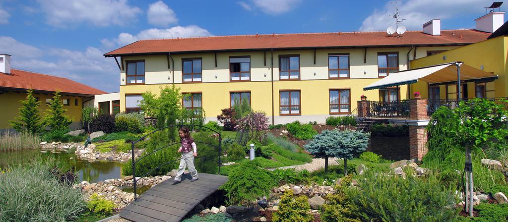 Wellness Hotel Happy Star Hnanice  Exteriör bild