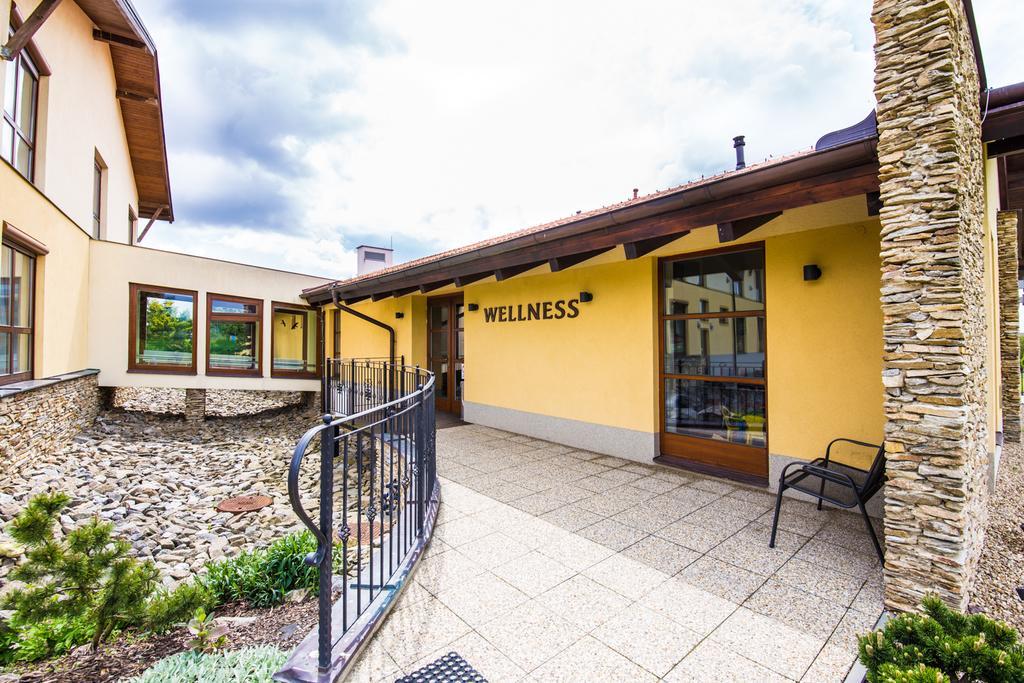 Wellness Hotel Happy Star Hnanice  Exteriör bild
