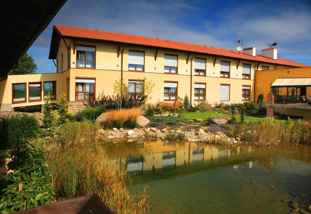 Wellness Hotel Happy Star Hnanice  Exteriör bild