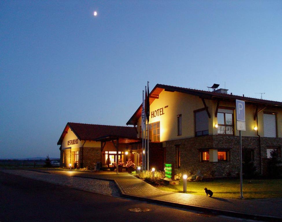 Wellness Hotel Happy Star Hnanice  Exteriör bild